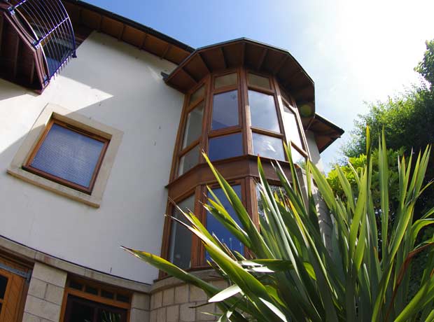 curved glazed panelling